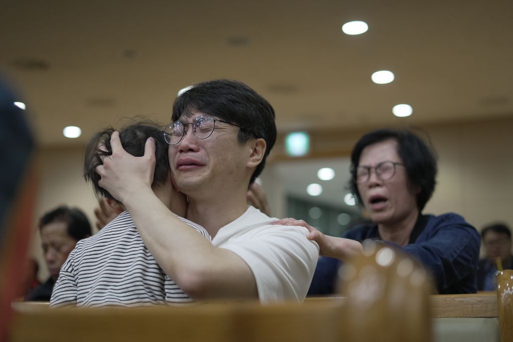 서로를 안고 기도하는 세대