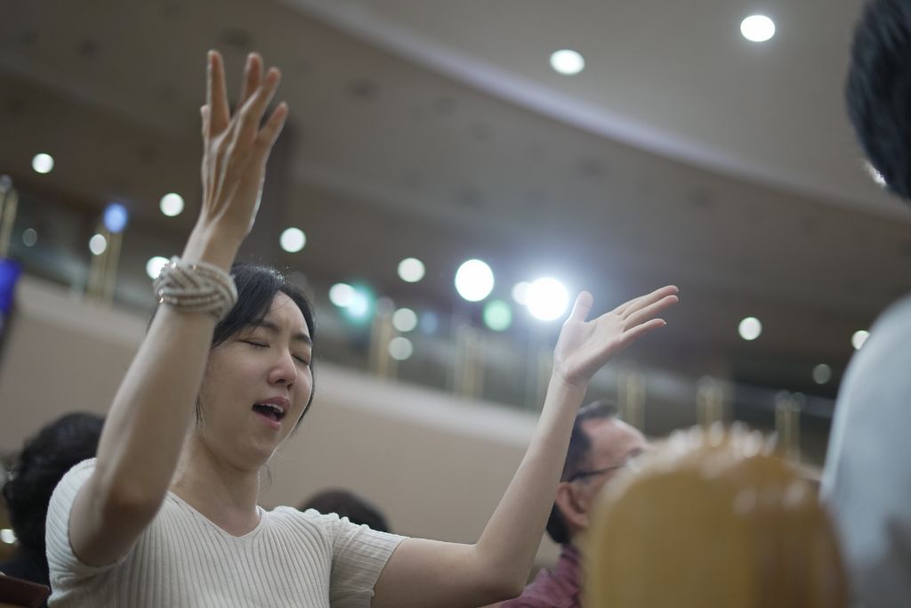 두 손 들고 예배하는 모습