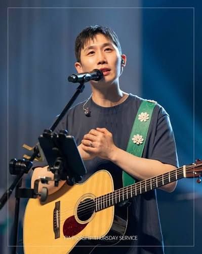 두 손을 모으고 찬양하는 이동선 목사