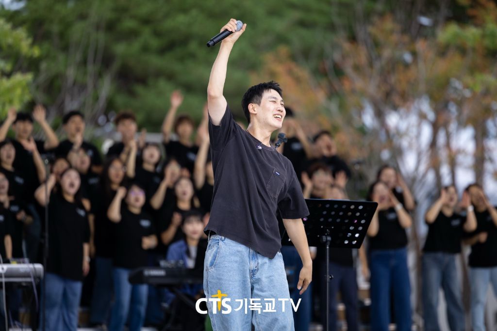 마이크를 든 이동선 목사