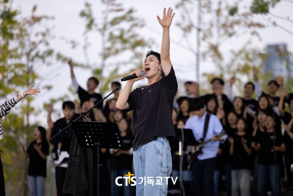 손을 들고 찬양하는 이동선 목사