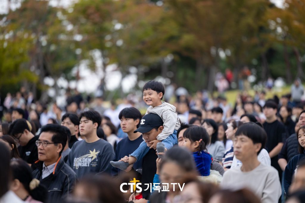 아빠 어깨 위의 아이