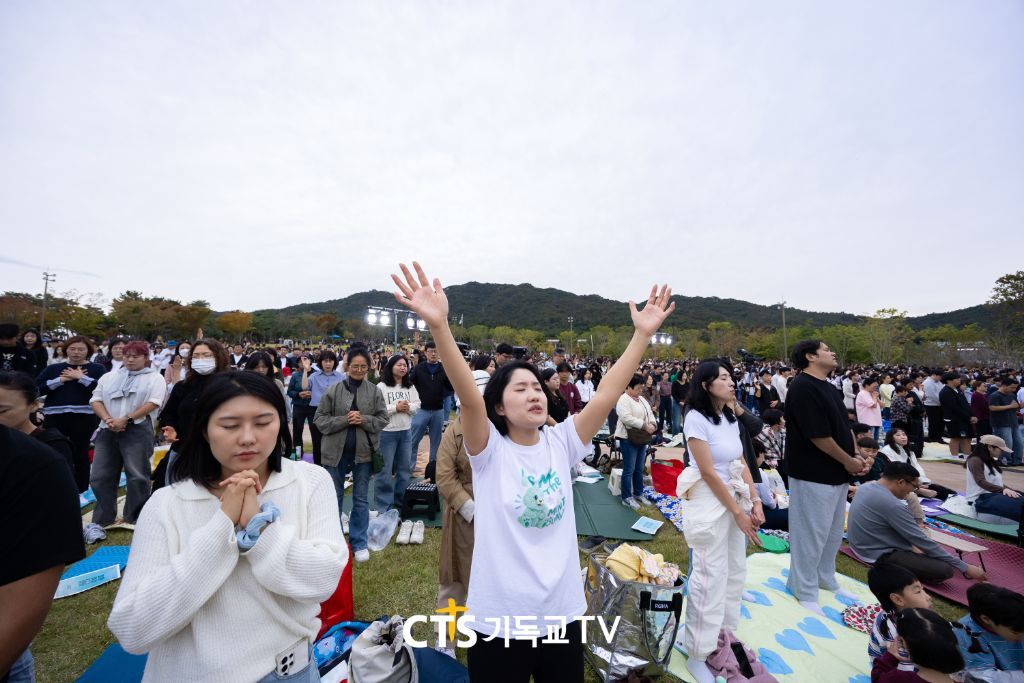 두 손 들고 기도하는 청년