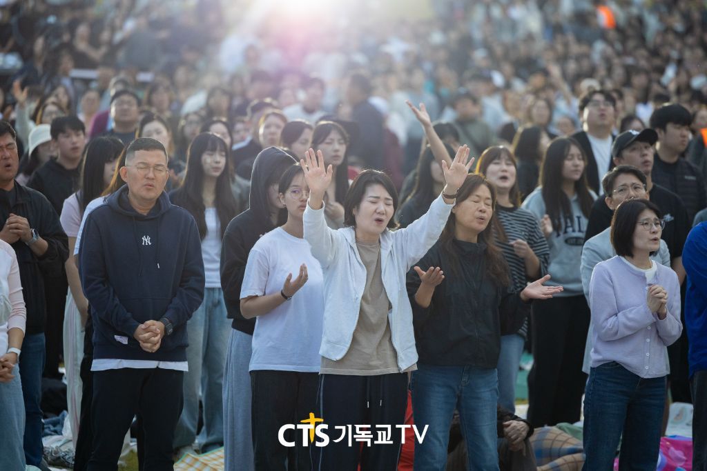 햇살 아래 기도하는 회중