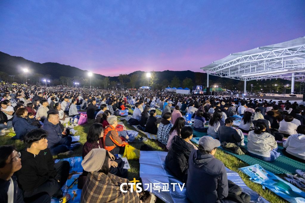 함께 예배하는 많은 회중