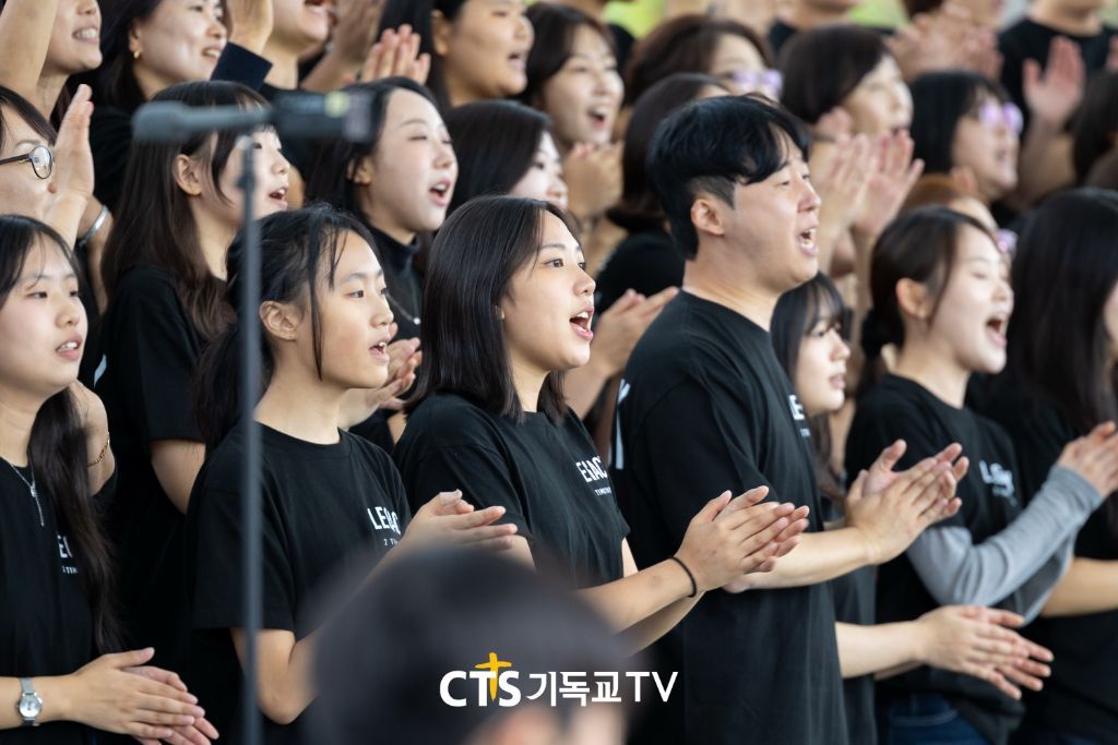 함께 찬양하는 청소년과 청년들
